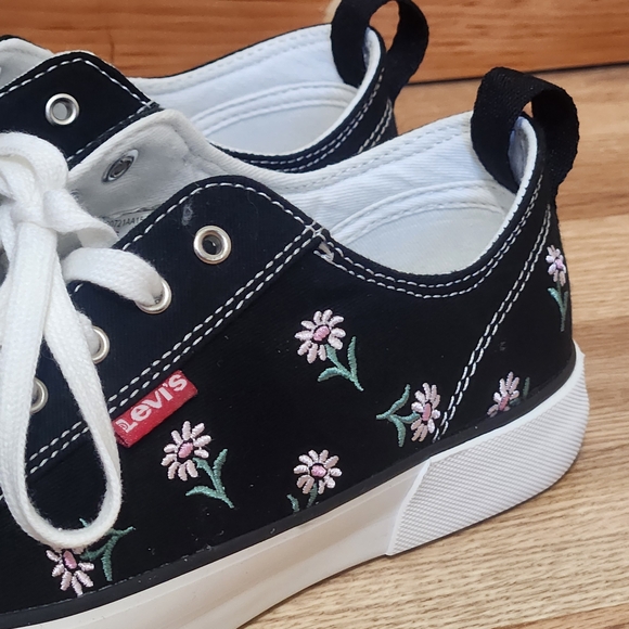 Levis Women's Anika NM EMB 2 Canvas Floral Embroidered Casual Sneaker Shoe NEW - Picture 2 of 9